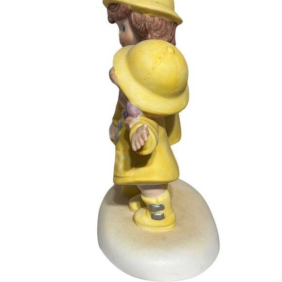 Vintage 93 Enesco Sisters Together Through Rain or Shine Yellow Ceramic Figurine - Picture 4 of 6